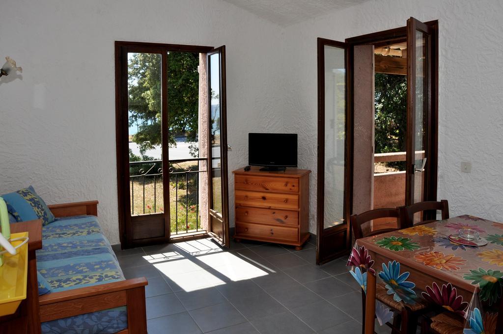 Santa-Maria-Poggio  Sole E Mareアパートホテル 部屋 写真
